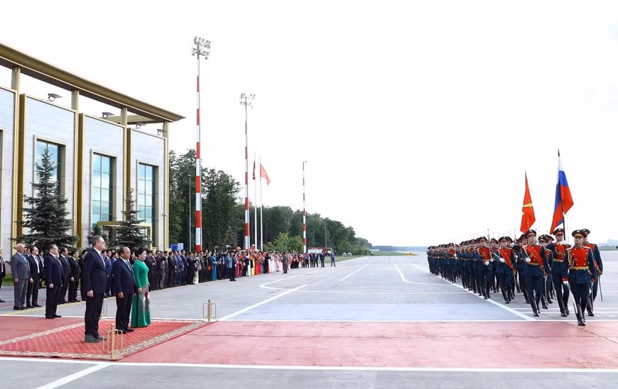 Cérémonie d'accueil du Premier ministre Nguyen Xuan Phuc à l'aéroport de Vnukovo 2, à Moscou. 