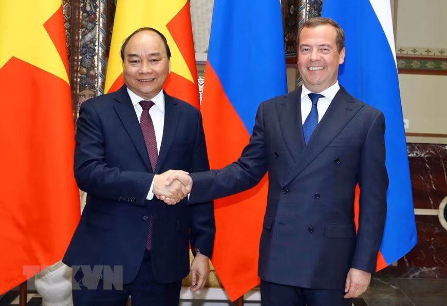 Le Premier ministre Nguyen Xuan Phuc (gauche) et son homologue russe Dmitri Medvedev. 