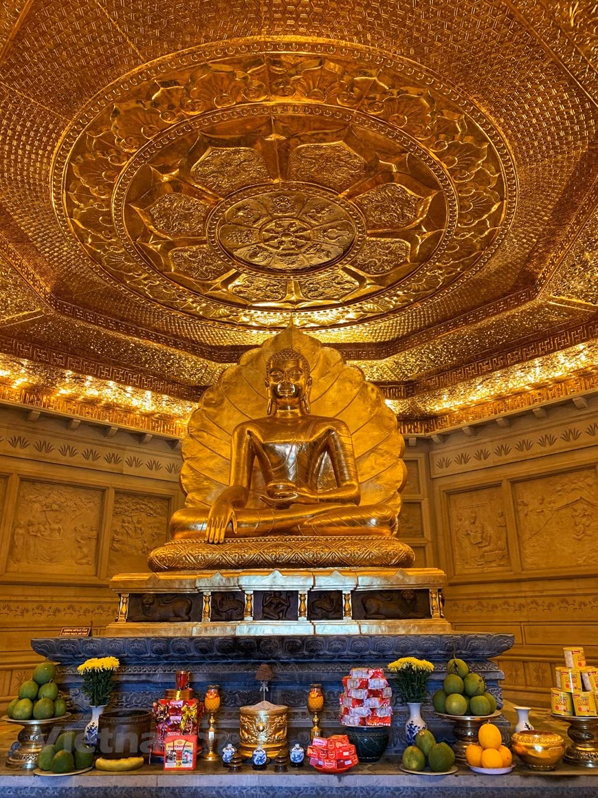 La statue de Bouddha à l'intérieur du stupa. Photo: Vietnam+