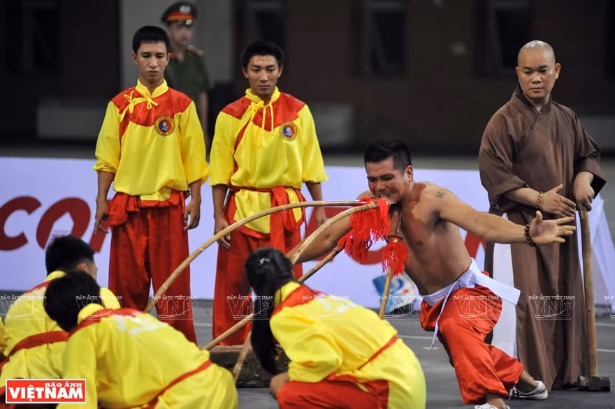 Les arts martiaux traditionnels vietnamiens présentent encore des exercices du Qi Gong permettent aux pratiquant d’avoir une force physique extraodinaire. Photo : Thanh Giang