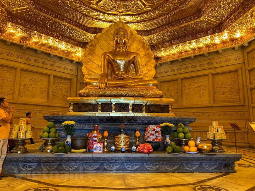 La statue de Boudha à l'intérieur du stupa. Photo: Vietnam+ 