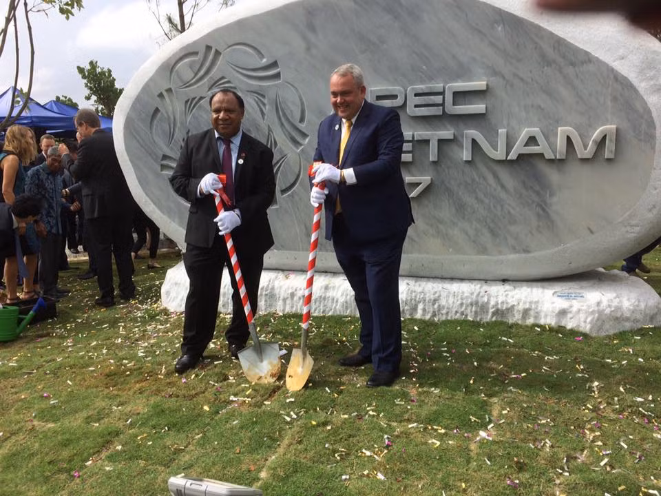 Des délégués prennent la pose au Parc de l'APEC, au bord du fleuve Hàn.