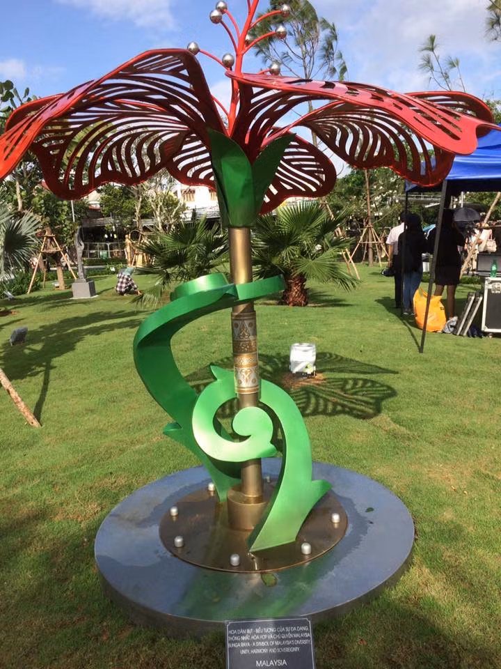 "Hibiscus - symbole de la diversité, de l'unité, de l'harmonie et de la souveraineté de la Malaisie", Malaisie.