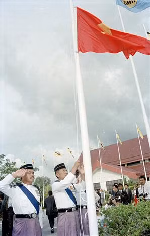 Le drapeau national du Vietnam est hissé lors de la cérémonie de son adhésion en tant que le 7è membre de l'ASEAN, le 28 juillet 1995 à Bandar Seri Begawan, au Brunei. Source: VNA