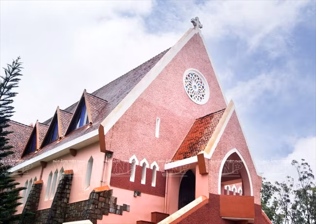 L’architecture de la cathédrale Domaine de Marie est inspirée du style classique européen du XVIIe siècle.