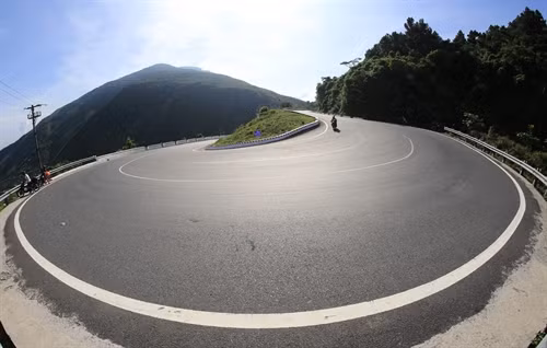 Le Hai Van Pass est probablement la route côtière la plus spectaculaire du Vietnam. Elle offre une vue panoramique magnifique.