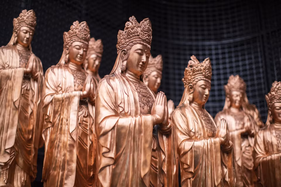 Sous cette statue, se trouve une grande pagode contenant de nombreuses statues de Bouddha. Photo: VNA 