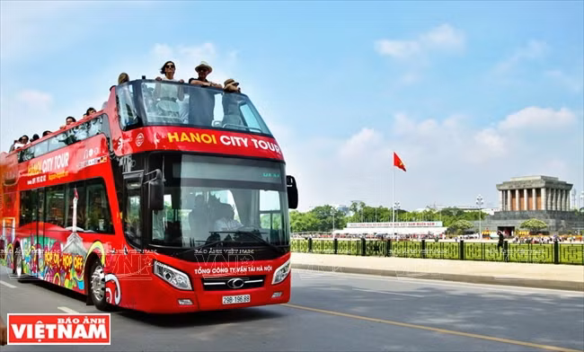 Le modèle de bus à deux étages au service des touristes à Hanoï permet aux résidents de la capitale, aux touristes nationaux et étrangers de profiter des rues et de l'architecture de la capitale. Photo. VNP