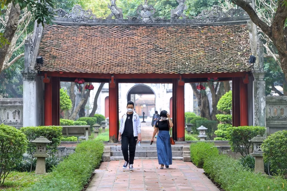 Depuis une dizaine d’années, le prestige du Temple de la Littérature à Hanoï en tant que haut lieu de mémoire culturelle a rebondi. Dans tous les programmes de visite officielle des délégations étrangères, on ne manque jamais d’inscrire un petit tour éclair à cet endroit. Les touristes qui ont du temps à perdre s’attardent à l’ombre de ses banians, manguiers et frangipaniers séculaires pour fuir la canicule et le bruit harassant des Hondas, ou pour méditer auprès des grues de bronze et des dragons de pierre du XVe siècle. Photo: VNA