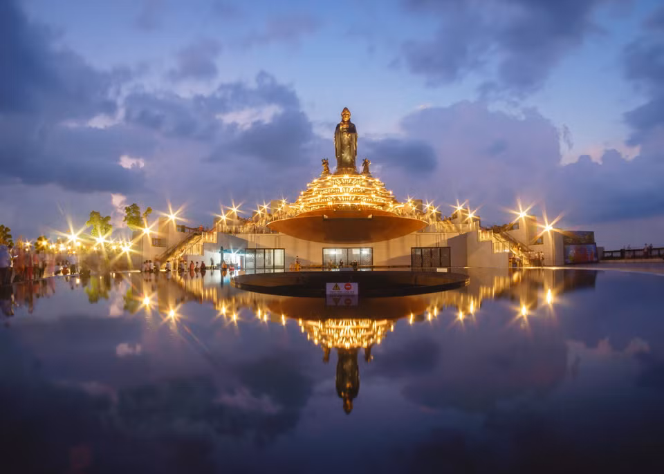 Le mont Ba Den, endroit célèbre à Tay Ninh (Sud), possède la plus haute statue de Bouddha en bronze d'Asie, appelée "statue de Bouddha Tây Bô Da Son". Photo: VNA 