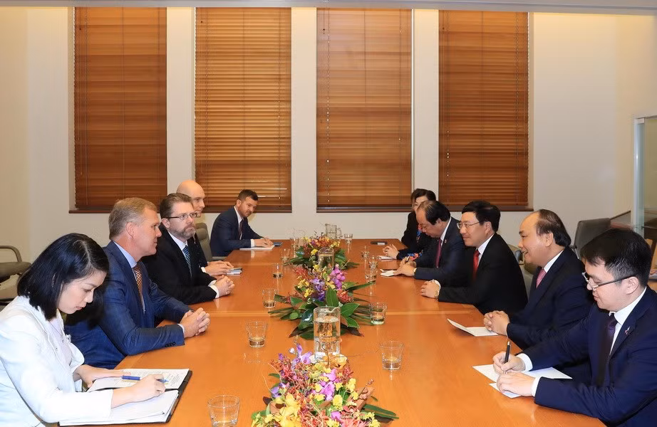 Entrevue entre le Premier ministre Nguyen Xuan Phuc et le président du Sénat Tony Smith et le président de la Chambre des représentants d'Australie Scott Ryan. 