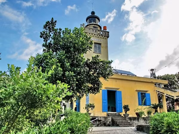 Le phare de Cô Tô, haut de plus de 100 m et datant de la fin du XIXe siècle. Un chemin pittoresque bordé de fleurs y mène. Au sommet, la vue sur l’archipel est époustouflante. 