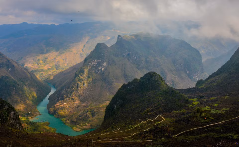  Au pied du col, se trouve la rivière Nho Que où les visiteurs sont surpris par un majestueux panorama de montagnes et forêts. Photo:VNA 