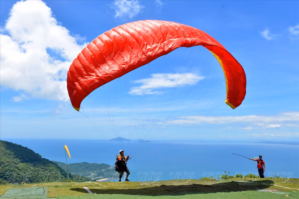  Un pilote de parapente s'apprête à décoller du sommet de Son Tra, à près de 700 mètres d'altitude. Photo : VI 