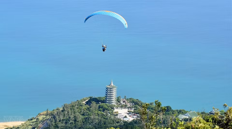  Sous les ailes de parapente, vous pourrez découvrir la célèbre pagode Linh Ung de Da Nang. Photo : VI 