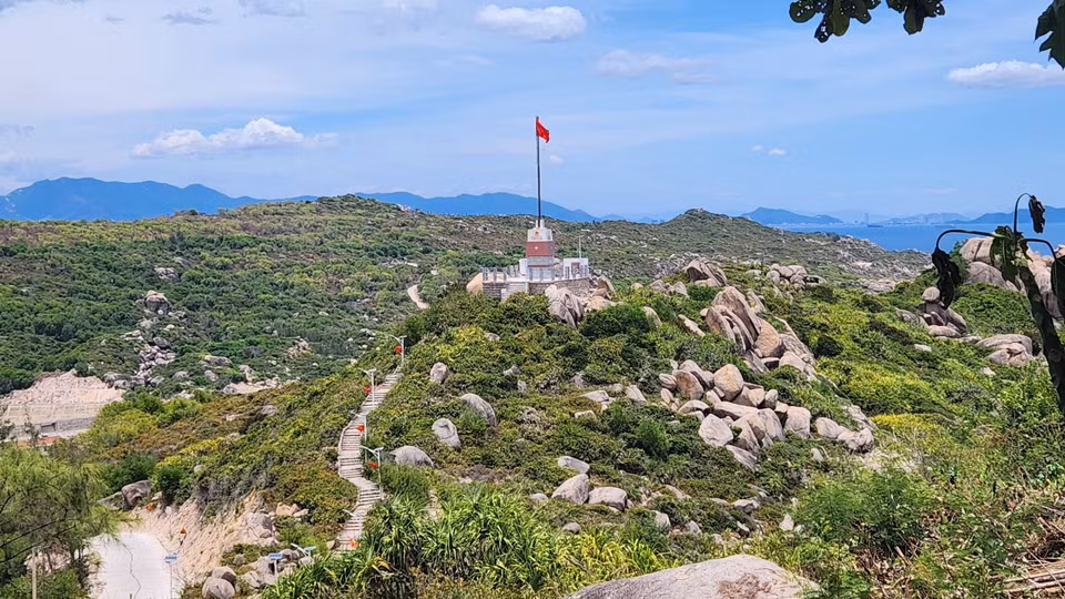  Le mât au drapeau est une des attractions phares de Cu Lao Xanh. Photo : VNA 