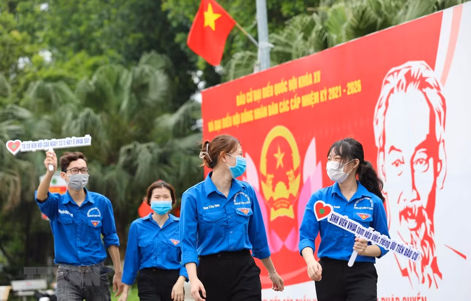  Au cours des 92 ans de fondation et de développement, l’Union de la jeunesse communiste Ho Chi Minh (UJCH) est toujours une force de choc prenant la tête des mouvements révolutionnaires et accorde la confiance absolue à la direction du Parti. Elle est digne d’être la force d’avant-garde, le bras droit du Parti. Photo: VNA 