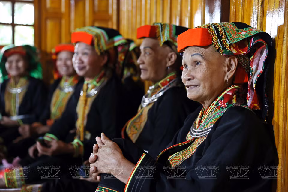  Pour l’ethnie Dao Lô Gang, les costumes ne sont pas seulement destinés à être portés, mais doivent également montrer l’esthétique, les croyances et la spiritualité. 