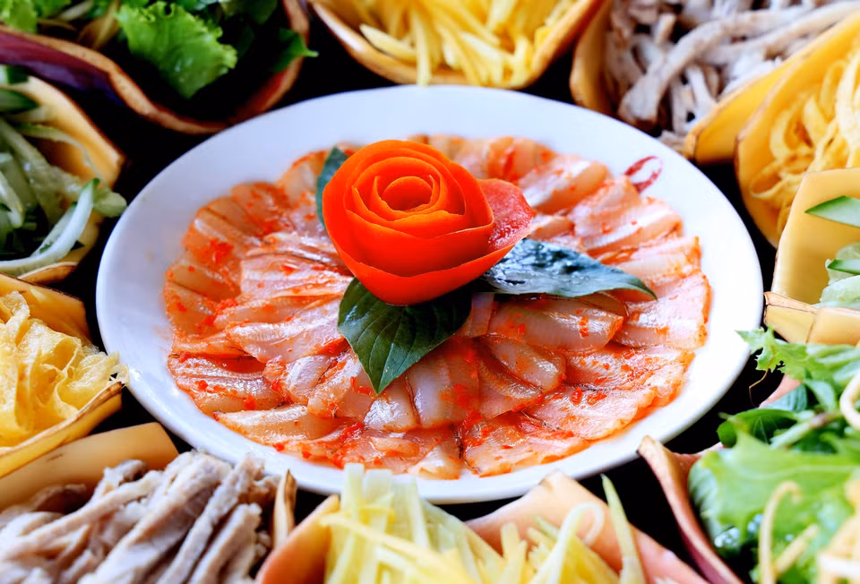  Une assiette de sardine blanche est placée au centre pour représenter les "pistils". Photo : VNA 