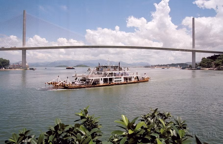  Le pont à haubans de Bai Chay (province de Quang Ninh) a été construit grâce à des APD japonaises. Photo : VNA 
