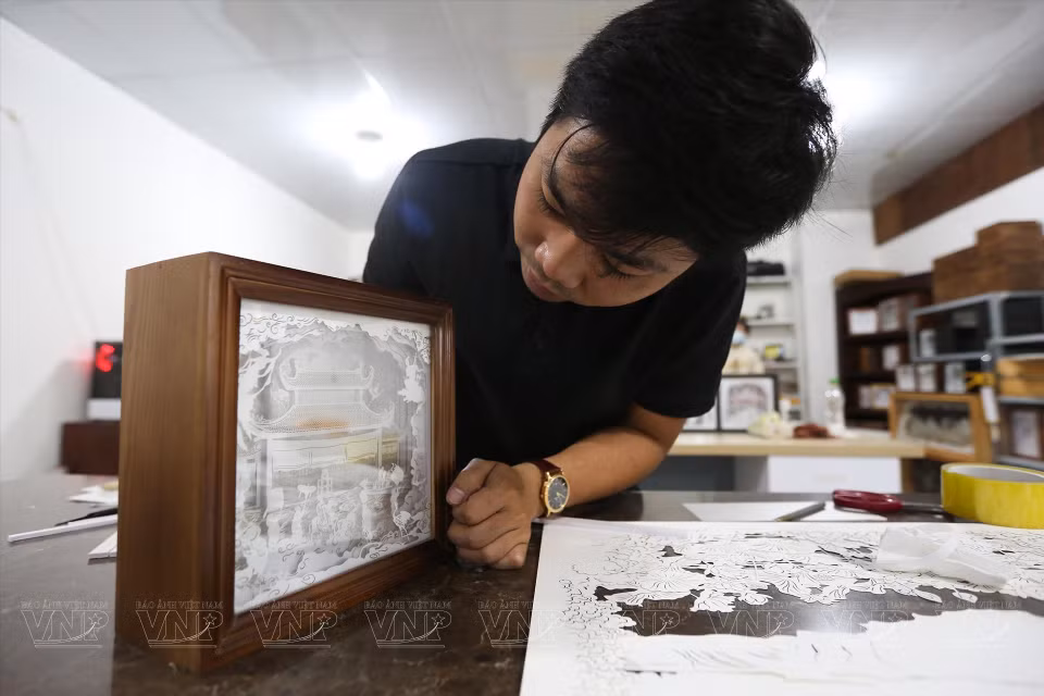  Originaire du district de Thach Thât en banlieue de Hanoï, Nguyên Duy Duy a eu l'idée de combiner l'éclairage LED et l'art japonais du "kirigami", inspiré des ombres de marionnette, pour créer des caissons lumineux dans le cadre de son projet de fin d'études universitaire en 2018. Photo: VNA 