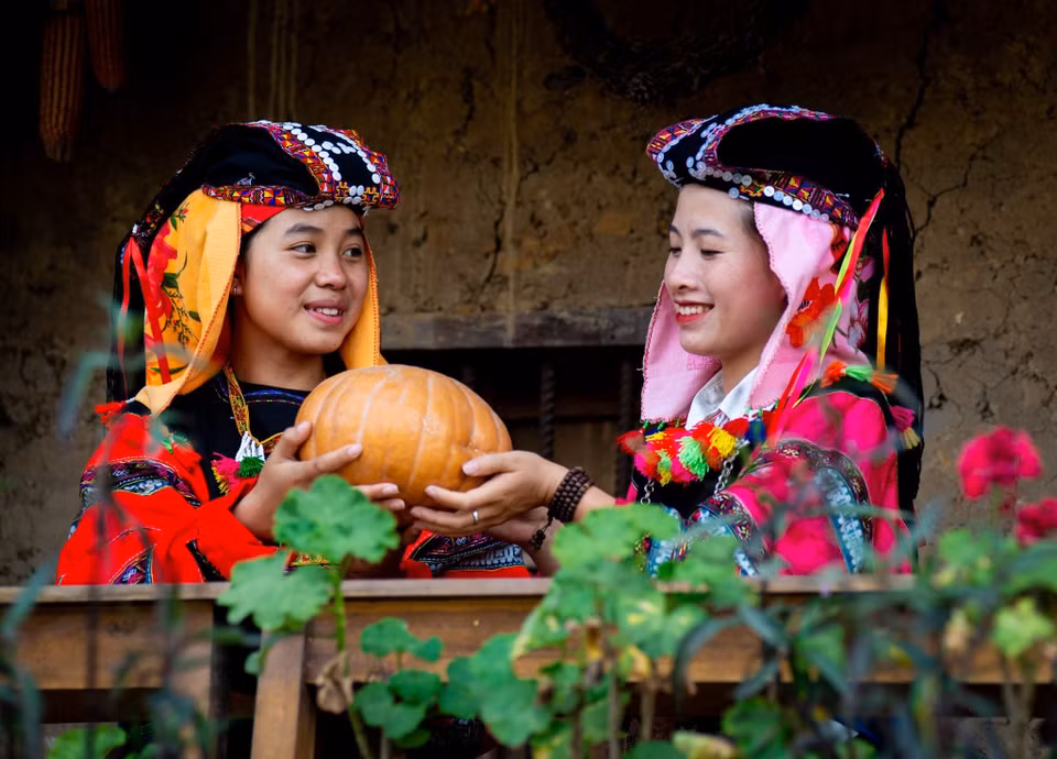  Selon leurs costumes et leur culture particuliers, les Lô Lô peuvent être divisés en deux sous-groupes : Lô Lô Den et Lô Lô Hoa. Les costumes des Lô Lô Hoa sont plus colorés que ceux des Lô Lô Den. Photo: VNA 