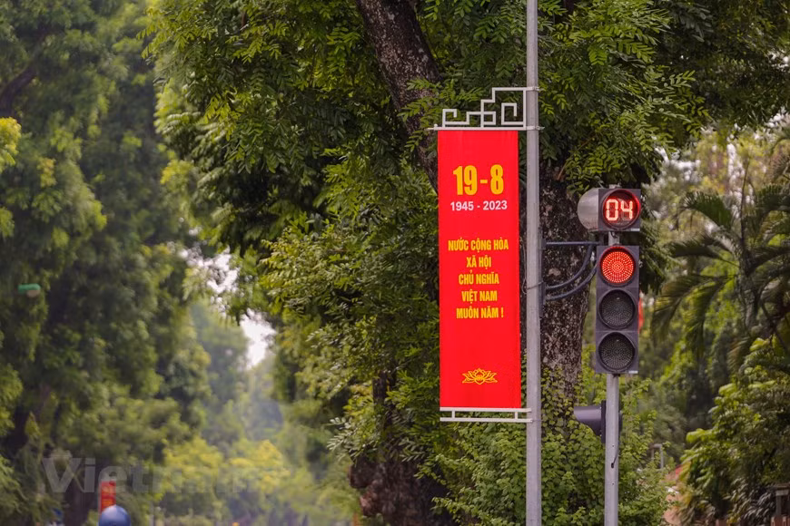  Pour célébrer le 78e anniversaire de la Fête nationale du Vietnam, toutes les rues de la capitale de Hanoï sont décorées de panneaux et d'affiches. Photo: VNA 