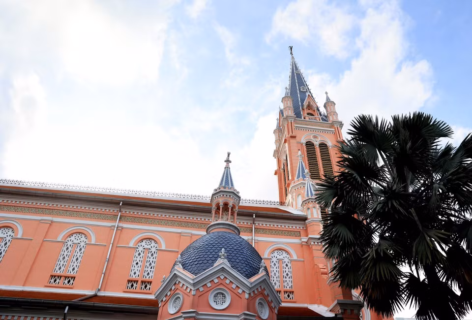  Construite en 1870, l'église de Tan Dinh est l'une des plus anciennes de la ville et est de style néoroman. Elle a été agrandie en 1929. Photo : VNA 