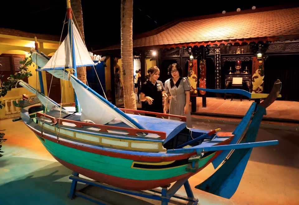 Maquette d'un bateau de pêche aux anchois, matière première pour la saumure de poisson Phan Thiet. Photo : VNA 