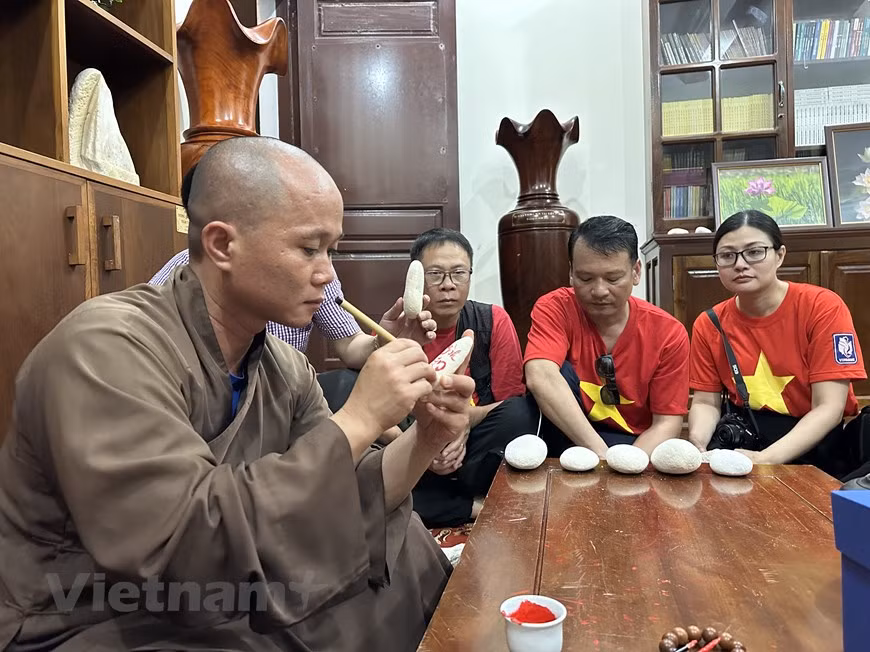  Le vénérable Thich Nhuan Dat, bonze gérant de la pagode Truong Sa Lon, présente des lettres aux délégations visitant Truong Sa. Photo : Vietnamplus 