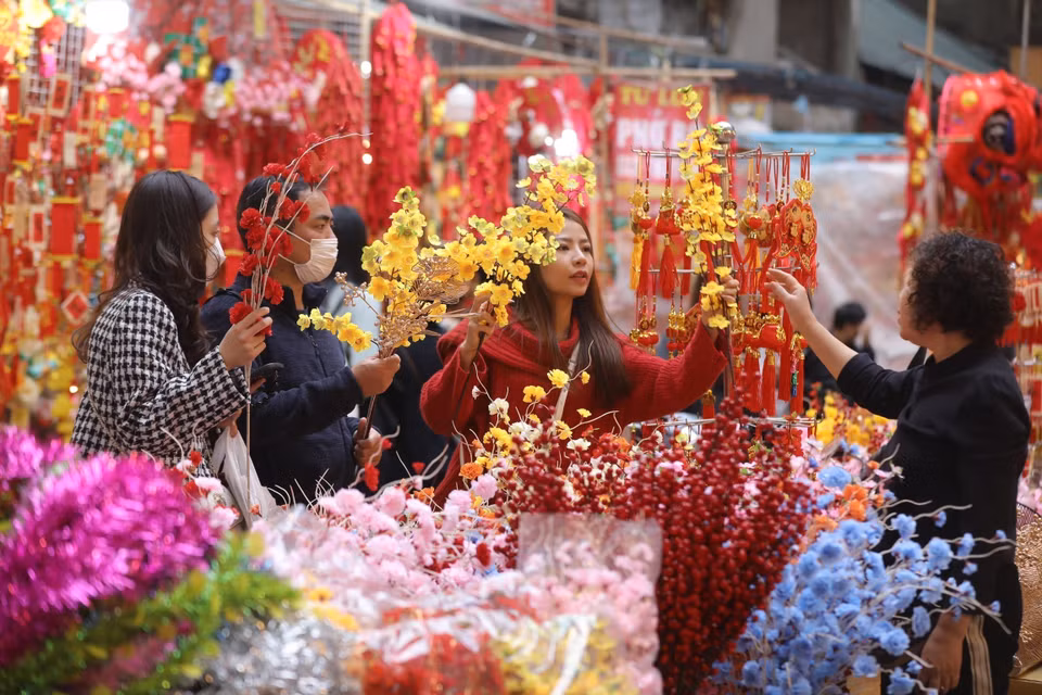  L'effervescence du marché aux fleurs de Hang Luoc à l’approche du Têt. Photo: VNA 