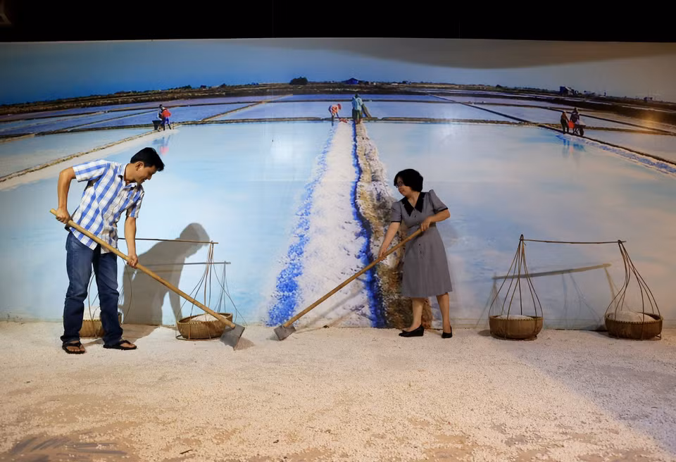  Le musée permet aux visiteurs d’essayer de devenir saunier pour découvrir l’origine de la saumure de poisson et savourer le goût de la saumure de poisson originale. Photo : VNA 