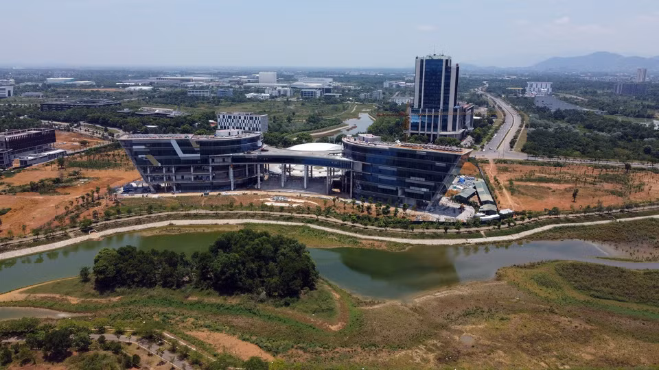  De nombreux ouvrages sont actuellement en construction au Technopôle de Hòa Lac. Photo: VNA 