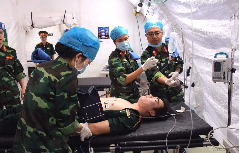  Des femmes soldats de l’Hôpital de campagne niveau 2 N° 1 suivent un entraînement avant de participer à l’opération de maintien de la paix au Soudan du Sud. Photo: VNA 