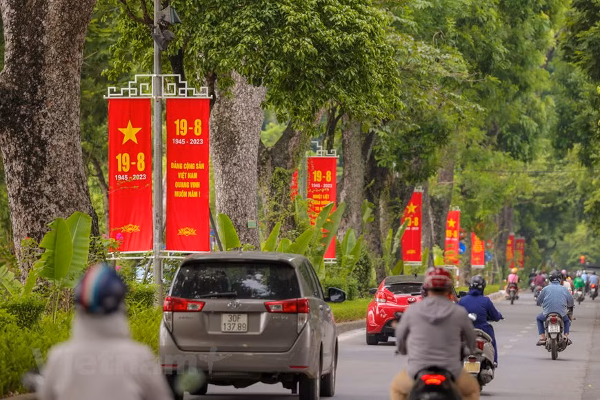  La rue Hoang Dieu se distingue par ses brillantes bannières rouges. Photo: VNA 