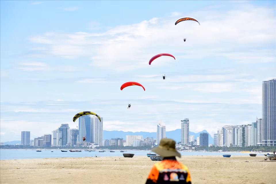  Des ailes de parapente planent sur la plage de My Khe. Photo: VI 