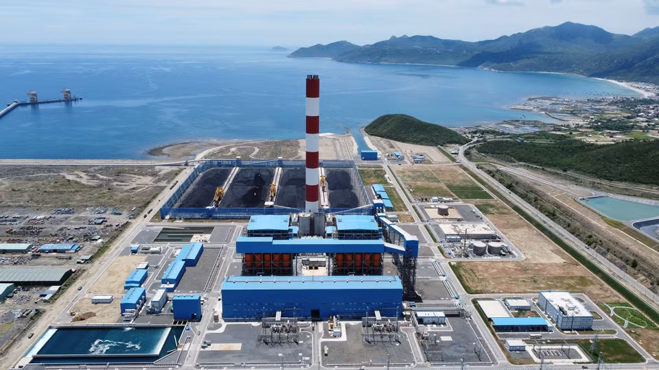  Vue panoramique de la centrale thermique Van Phong 1 et de la station Van Phong 500kV. Photo : VNA 