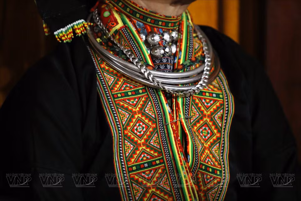  Outre des vêtements, la femme Dao Lô Gang utilise également d’autres accessoires décoratifs. 