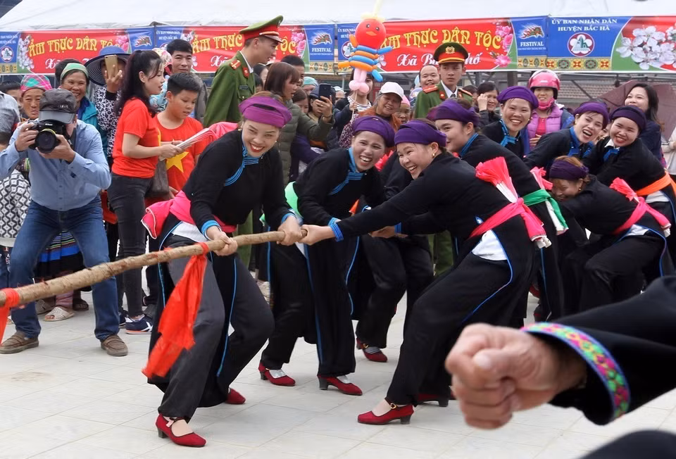  Les rituels du tir à la corde de l'ethnie Tay dans la commune de Bao Nhai, district de Bac Ha, province de Lao Cai (Nord). En décembre 2015, les rituels et le jeu de tir à la corde au Vietnam ont été inscrits sur la Liste représentative du patrimoine culturel immatériel de l'humanité. Photo: VNA 