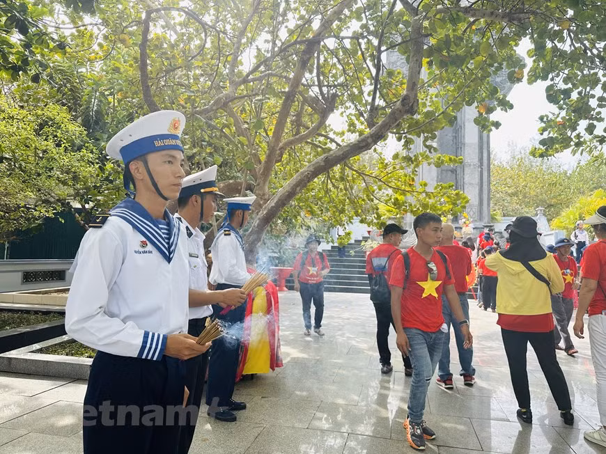  Les soldats de la Marine préparent de l'encens pour les délégations qui souhaitent en offrir au Monument aux héros et aux martyrs. Photo : Vietnamplus 