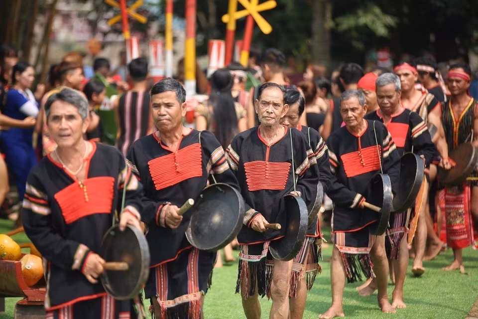  Spectacle de gongs lors du Festival culturel des gongs de l’ethnie Êdê de la province de Dak Lak au Village culturel et touristique des ethnies du Vietnam, dans le chef-lieu de Son Tay, à Hanoï. Photo: VNA 