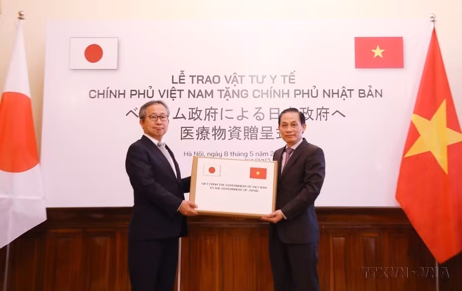  Le ministère des Affaires étrangères organise une cérémonie de remise de fournitures médicales du gouvernement vietnamien au gouvernement et au peuple japonais pour les soutenir dans la prévention et la lutte contre l'épidémie de COVID-19, le 8 mai 2020. Photo : VNA 