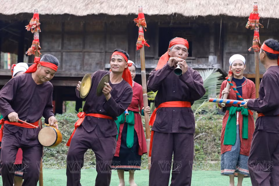  Les Thô interprètent la chanson "Châm do ho" au printemps. Photo : Vietnam illustré 