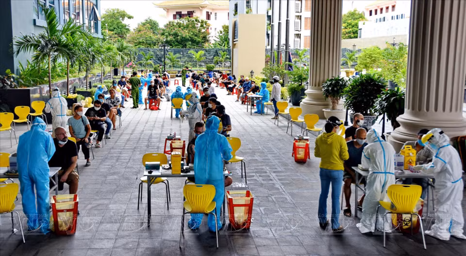  Le Vietnam organise des tests de dépistage du COVID-19 pour les étrangers à Da Nang. Photo : VI 