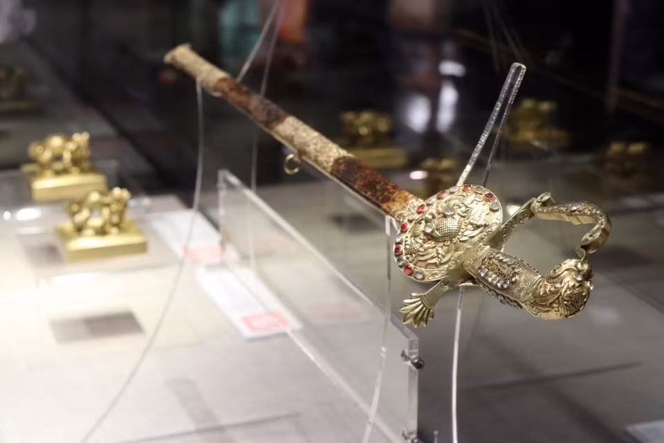  Une épée de l'époque du règne du roi Khai Dinh. Photo : VNA 