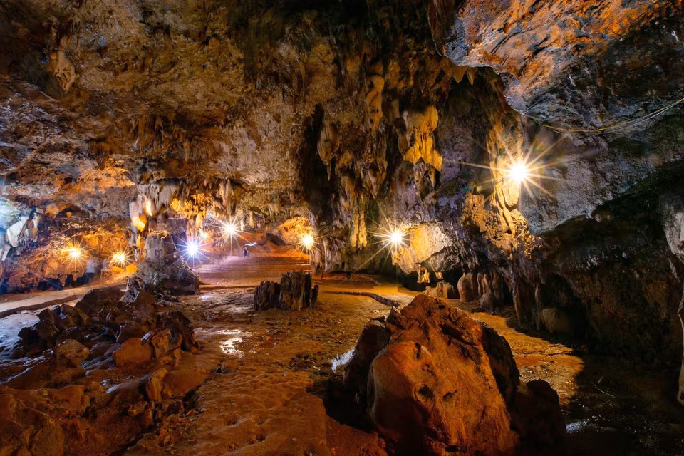 La grotte abrite une grande diversité de stalactites de diverses formes. Photo : VNA 