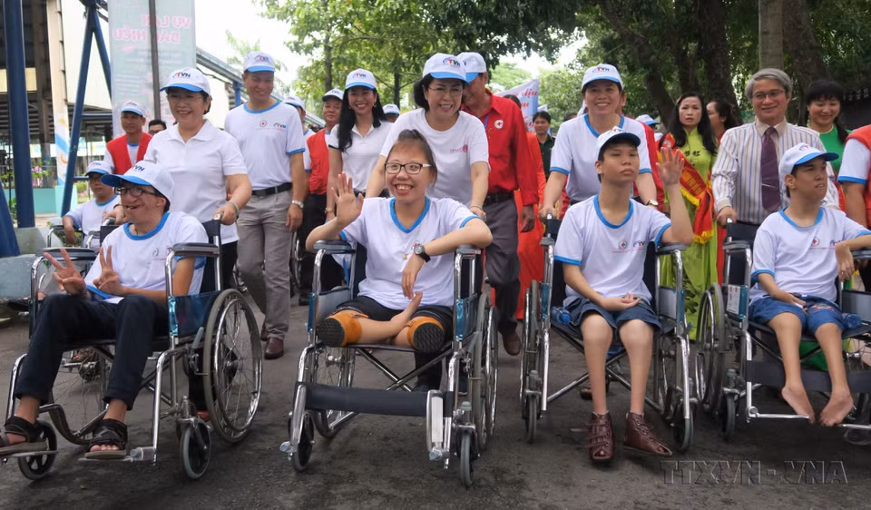  Plus de 5.000 volontaires de la Croix-Rouge, employés d'entreprises et habitants de Ho Chi Minh-Ville participent à une marche en réponse au Mois d'action "Pour les victimes de l'agent orange et les personnes handicapées" 2019. Photo : VNA 
