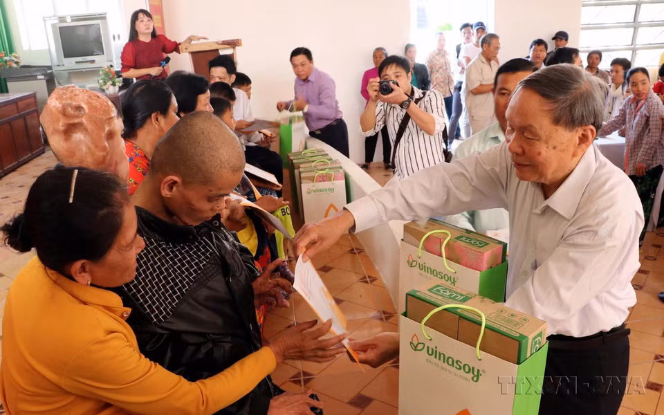  Le général de corps d'armée Nguyen Van Rinh, président de l'Association des victimes de l'agent orange/dioxine du Vietnam, offre des cadeaux à des victimes de l'agent orange dans la province de Soc Trang en 2019. Photo : VNA 