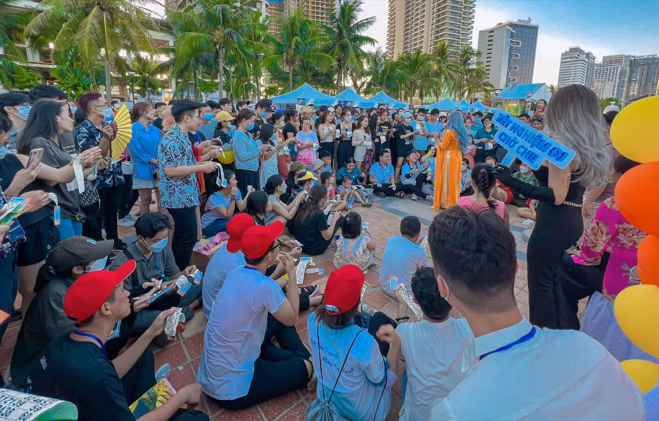  Une activité communautaire du Vietnam Transgender Network au festival de musique BridgeFest 2022 .Photo: VI 
