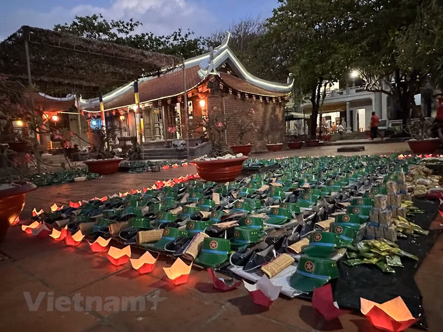  Cérémonie de prière pour les héros, les martyrs et les compatriotes morts sur les eaux de Truong Sa a lieu à la pagode Truong Sa Lon. Photo : Vietnamplus 